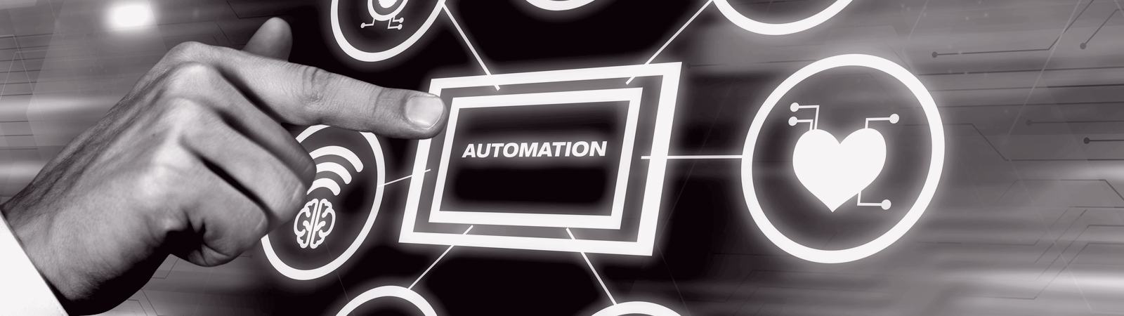 Una mano sobre un esquema de procesos automatizados