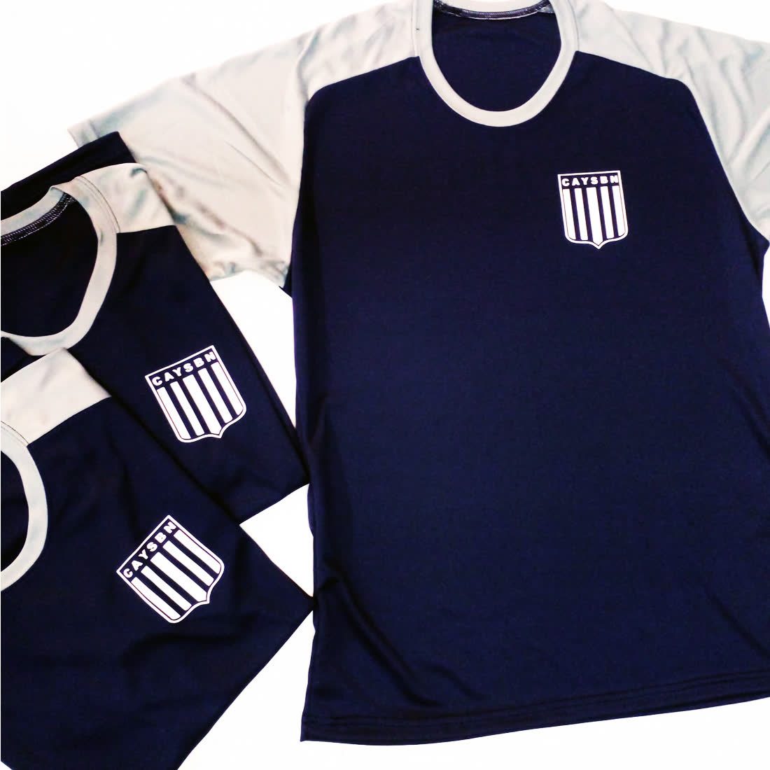 Conjunto deportivo de club con escudo