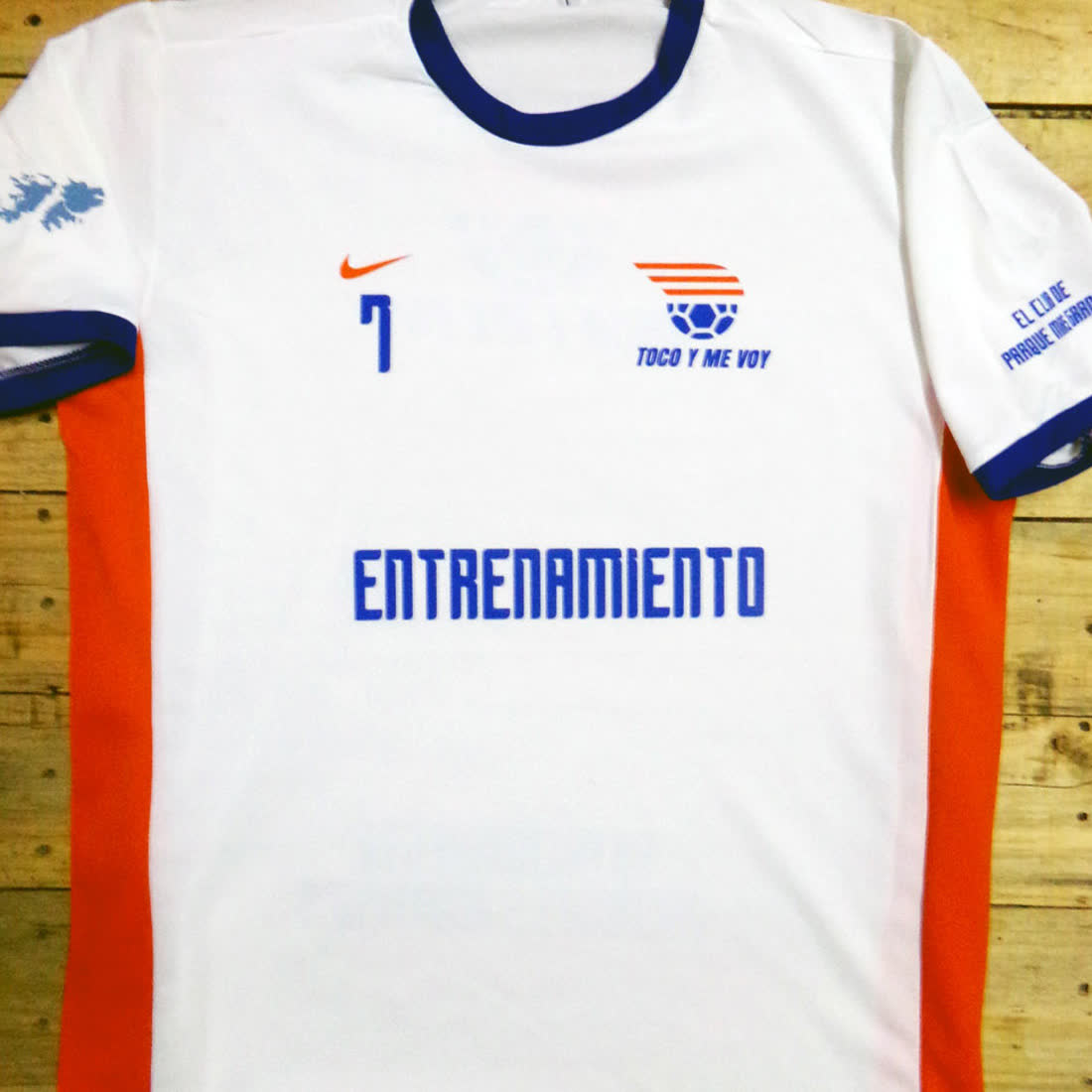 Camiseta de entrenamiento con logo de club y sponsor