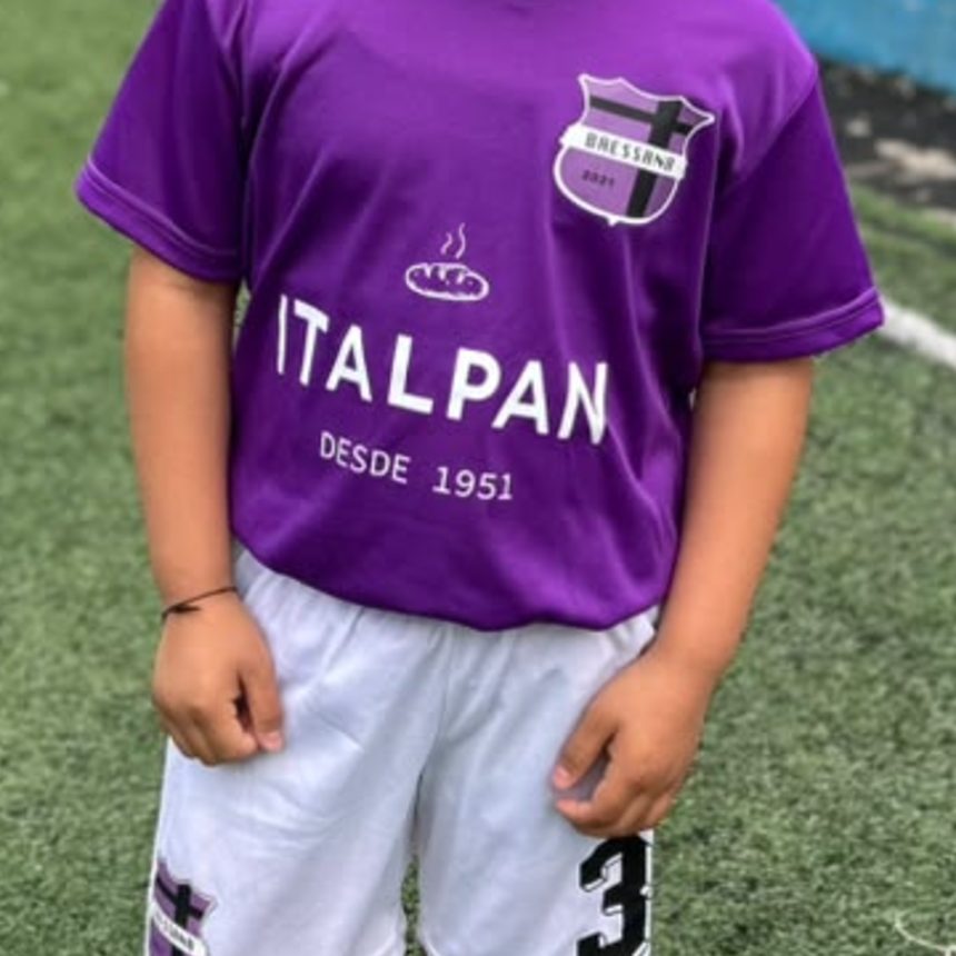 Camiseta sublimada con escudo del club y sponsor al frente