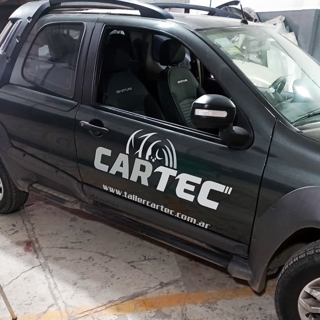 Vidriera comercial con vinilo impreso